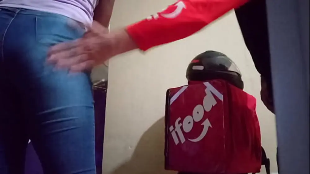 Casada sedenta recebe entregador e mergulha em prazeres proibidos: vídeos porno brasileiras, sexo