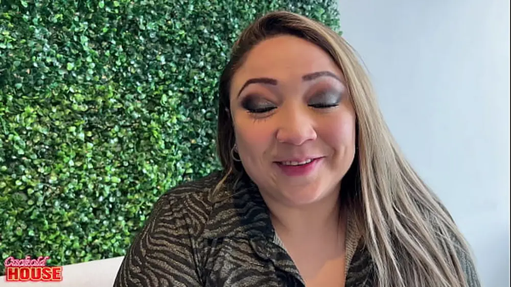 Gordinha sensual busca encontros quentes com coroas maduros