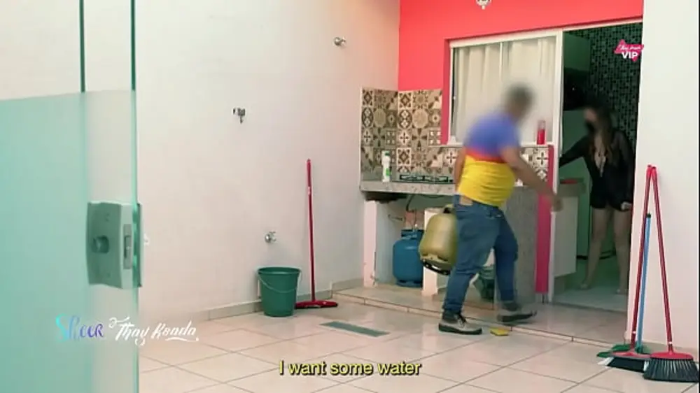 Explorando as Fantasias de um Casal Liberal: Marido Corna Esposa em Vídeos Sensuais
